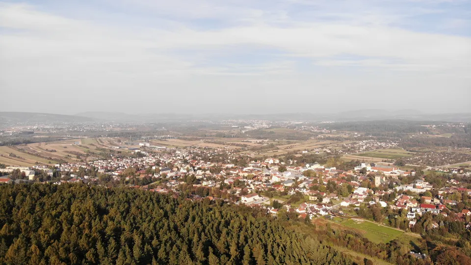 Widok z lotu ptaka na Stary Sącz i okoliczne wzgórza jesienią